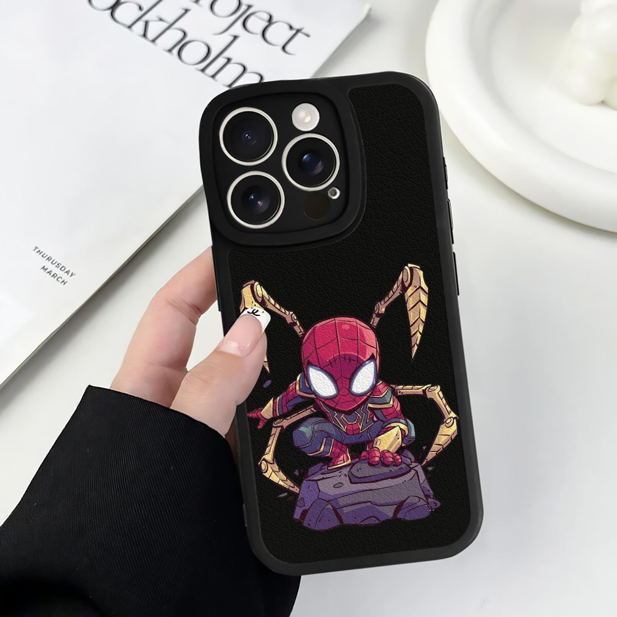 （画像用） アベンジャーズ The Avengers 【iPhone 16シリーズ対応】シリコンスマホケース（レザー調） 材質：シリコン